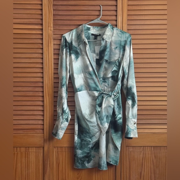 Forever 21 Stylish Teal and Cream Satin Wrap Dress - Picture 1 of 7